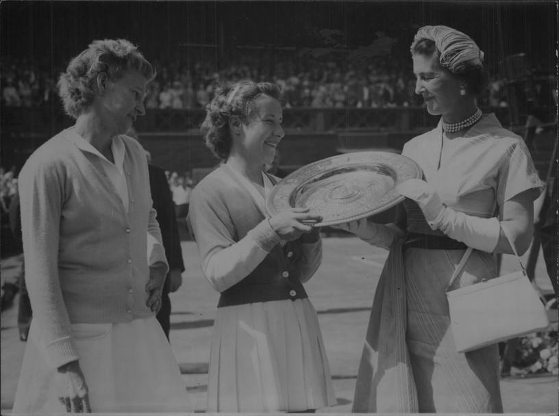 Riceve il trofeo dalla Duchessa di Kent. A fianco l&#39;avversaria della finale, la connazionale Louise Brough. (Ap)